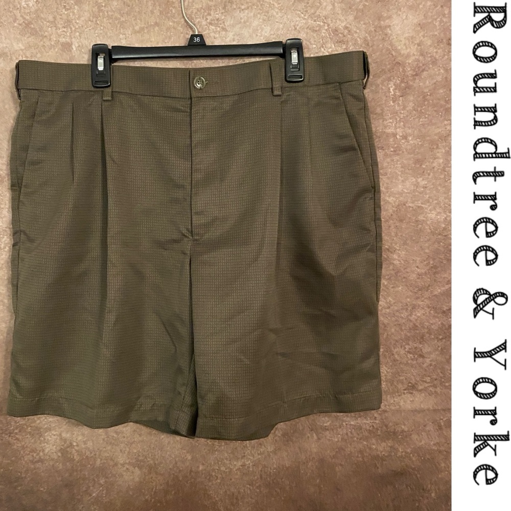 Roundtree & Yorke~Men’s khaki plaid pleated Golf shorts~Size 40~EUC